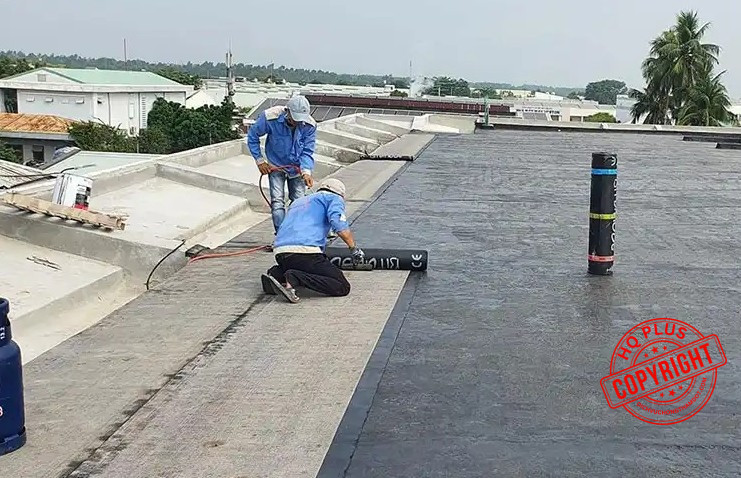 Hình ảnh thi công màng chống thấm bitum khò nóng trên sân thượng, hiệu quả kỹ thuật chống thấm, hiệu quả kinh tế chống thấm.